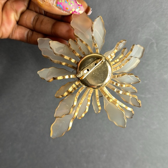 Large Celluloid Flower Statement Brooch - Picture 7 of 15
